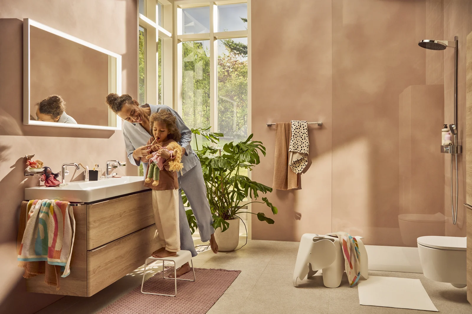 Salle de bains familiale hansgrohe avec double lavabo et espace douche