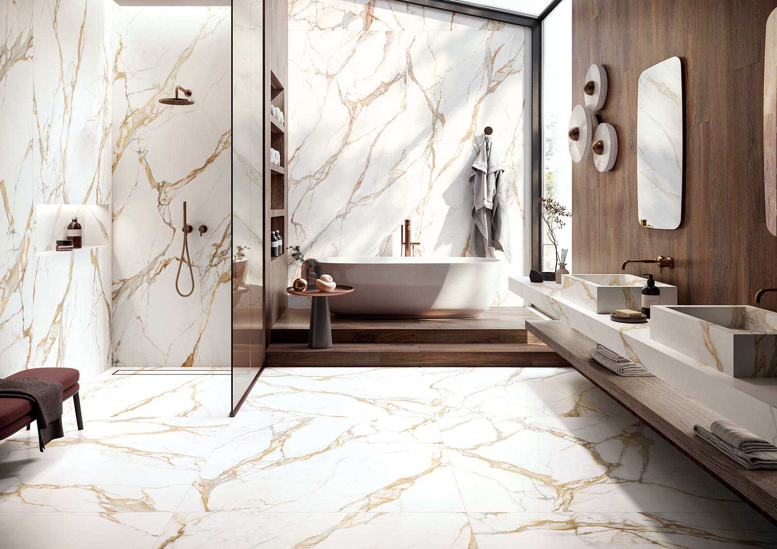 Salle de bains Tagina Calacatta Gold : grands formats veinés, baignoire, double vasque et douche